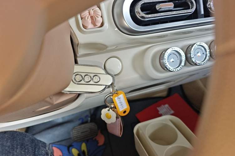 Used Wuling Hongguang MINIEV 2024 3rd Generation 215km Advanced Version Interior 1