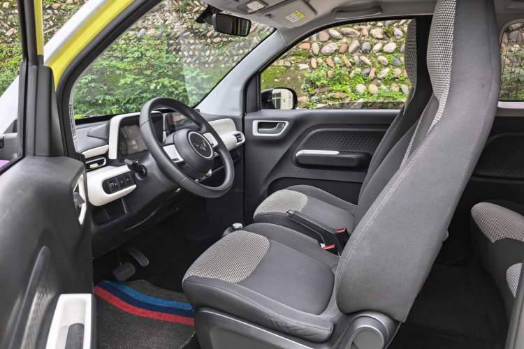 Used Wuling Hongguang MINIEV 2024 3rd Generation 215km Advanced Version Left Front Seat