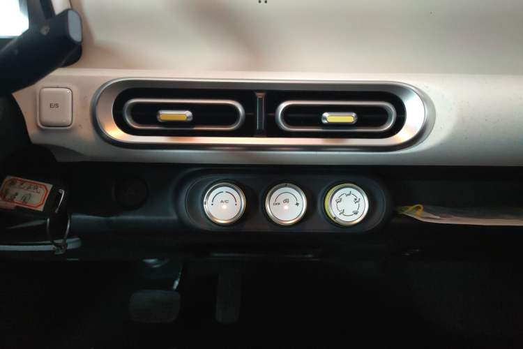 Used Wuling Hongguang MINIEV 2024 3rd Generation 215km Youth Edition Audio And AC Panel