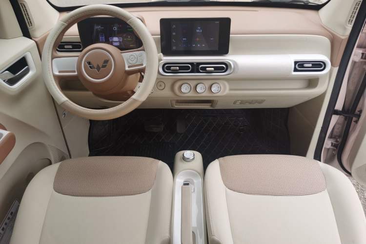 Used Wuling Hongguang MINIEV 2024 3rd Generation 215km Advanced Version Interior 1