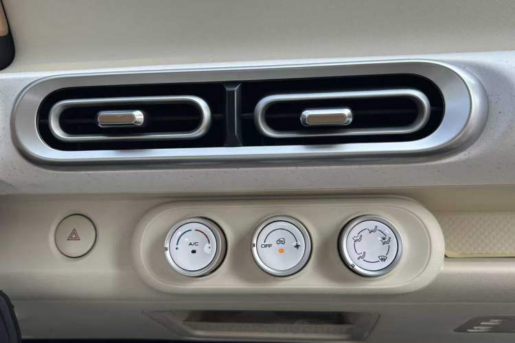 Used Wuling Hongguang MINIEV 2024 3rd Generation 215km Youth Edition Interior 3