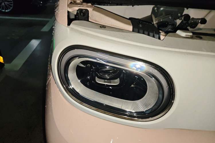 Used Wuling Hongguang MINIEV 2024 3rd Generation 215km Advanced Version Right Front Headlight
