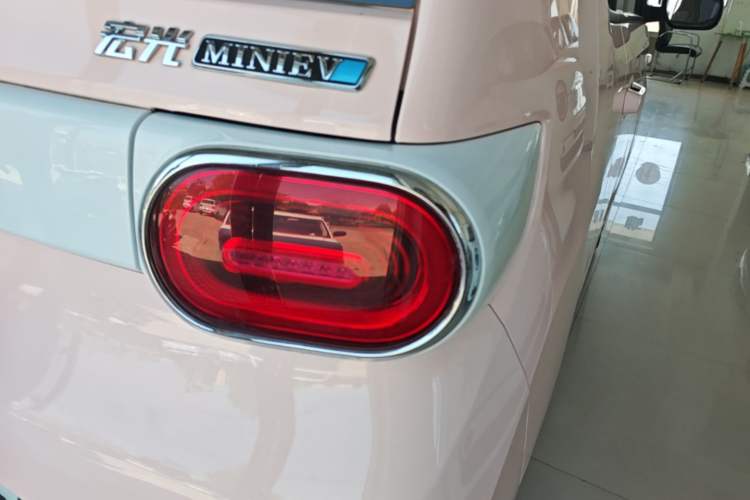 Used Wuling Hongguang MINIEV 2024 3rd Generation 215km Advanced Version Right Rear Taillight
