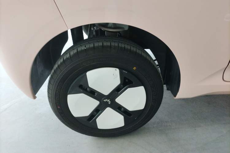 Used Wuling Hongguang MINIEV 2024 3rd Generation 215km Advanced Version Right Rear Wheel Hub