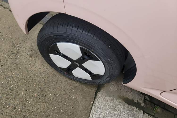 Used Wuling Hongguang MINIEV 2024 3rd Generation 215km Youth Edition Right Rear Wheel Hub