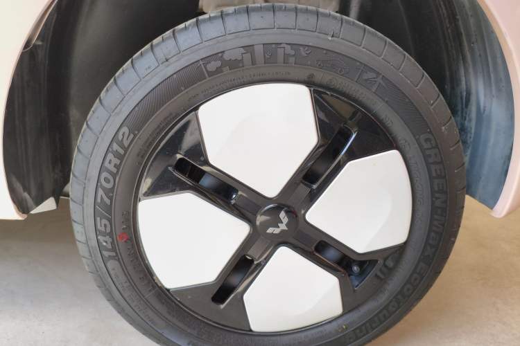 Used Wuling Hongguang MINIEV 2024 3rd Generation 215km Advanced Version Right Rear Wheel Hub