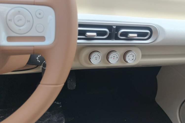 Used Wuling Hongguang MINIEV 2024 3rd Generation 215km Youth Edition Audio And AC Panel