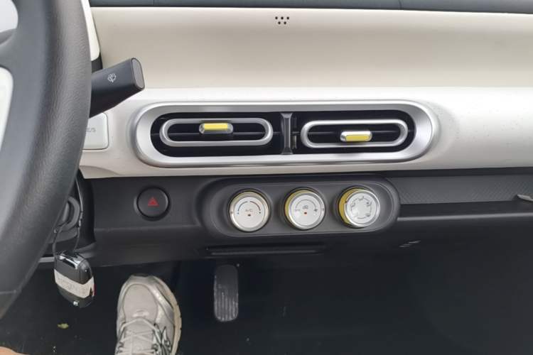 Used Wuling Hongguang MINIEV 2024 3rd Generation 215km Youth Edition Audio And AC Panel