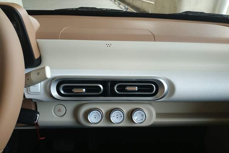 Used Wuling Hongguang MINIEV 2024 3rd Generation 215km Youth Edition Audio And AC Panel