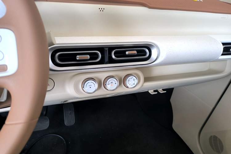 Used Wuling Hongguang MINIEV 2024 3rd Generation 215km Youth Edition Audio And AC Panel