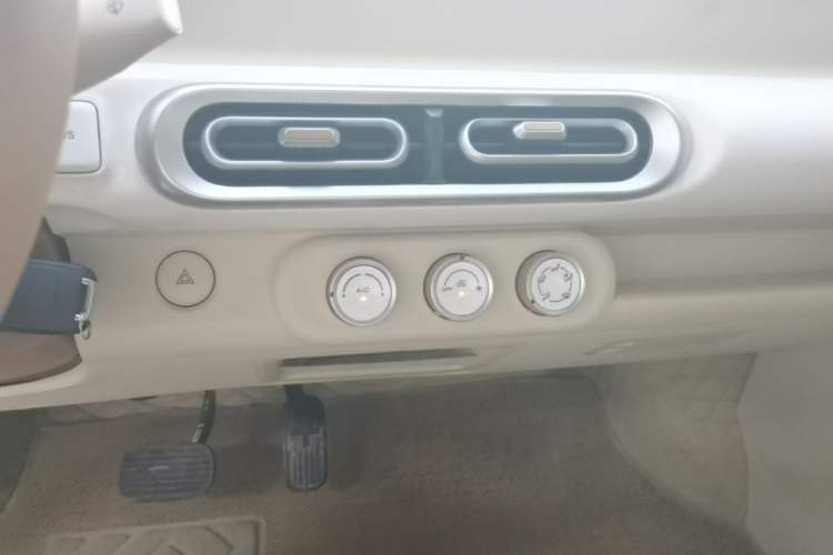 Used Wuling Hongguang MINIEV 2024 3rd Generation 215km Youth Edition Audio And AC Panel