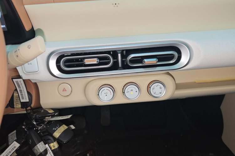 Used Wuling Hongguang MINIEV 2024 3rd Generation 215km Youth Edition Audio And AC Panel