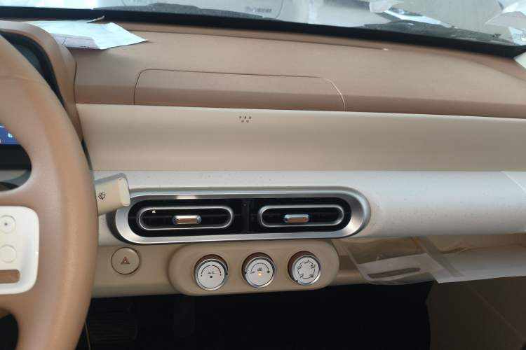 Used Wuling Hongguang MINIEV 2024 3rd Generation 215km Youth Edition Audio And AC Panel