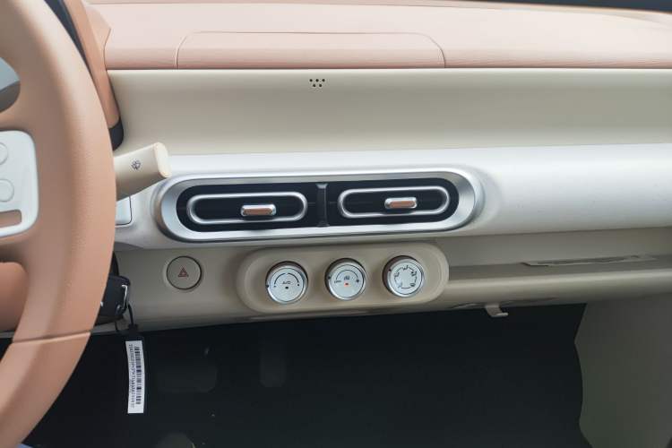Used Wuling Hongguang MINIEV 2024 3rd Generation 215km Youth Edition Audio And AC Panel