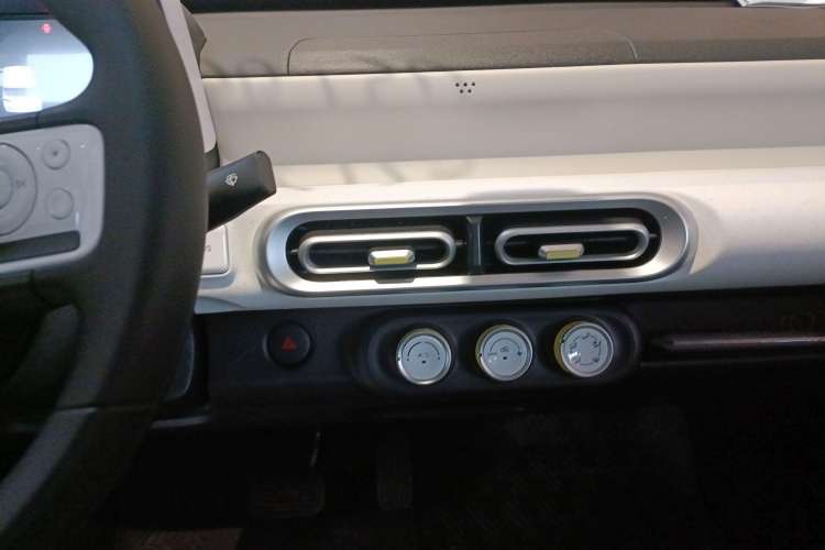 Used Wuling Hongguang MINIEV 2024 3rd Generation 215km Youth Edition Audio And AC Panel
