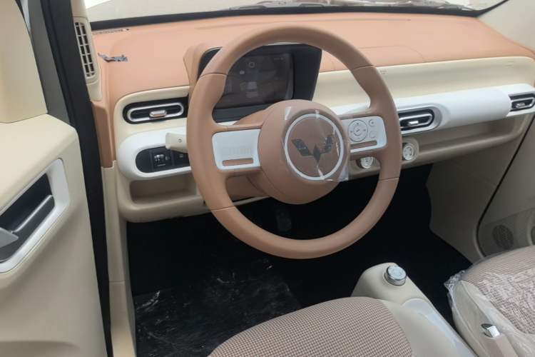 Used Wuling Hongguang MINIEV 2024 3rd Generation 215km Youth Edition Center Console