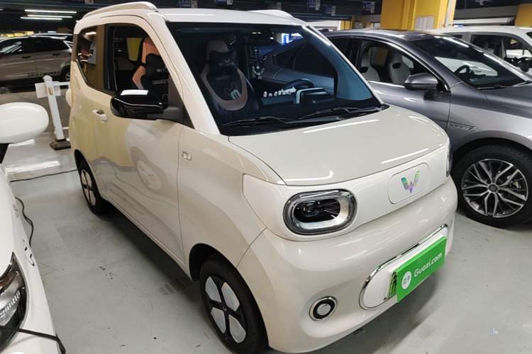 Used Wuling Hongguang MINIEV 2024 3rd Generation 170 km Front Right 45 Deg