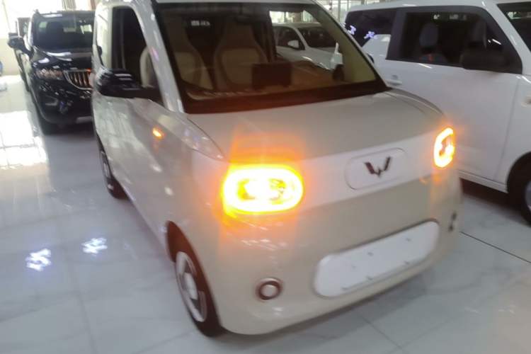 Used Wuling Hongguang MINIEV 2024 3rd Generation 215km Youth Edition Front Right 45 Deg