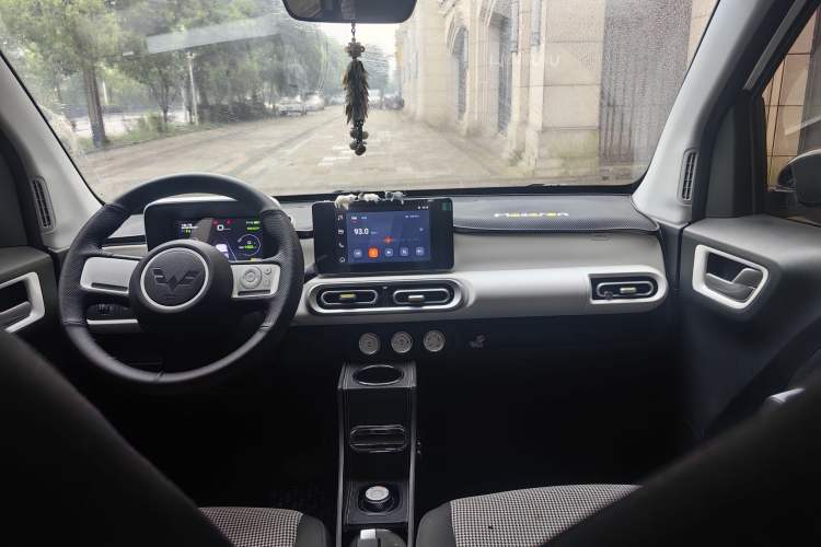 Used Wuling Hongguang MINIEV 2024 3rd Generation 215km Advanced Version Interior 1