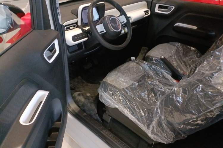 Used Wuling Hongguang MINIEV 2024 3rd Generation 215km Youth Edition Interior 2