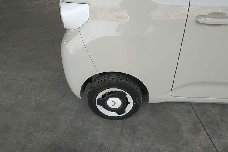 Used Wuling Hongguang MINIEV 2024 3rd Generation 215km Youth Edition Right Rear Wheel Hub
