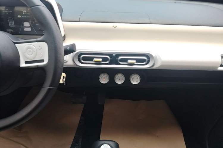 Used Wuling Hongguang MINIEV 2024 3rd Generation 215km Youth Edition Audio And AC Panel