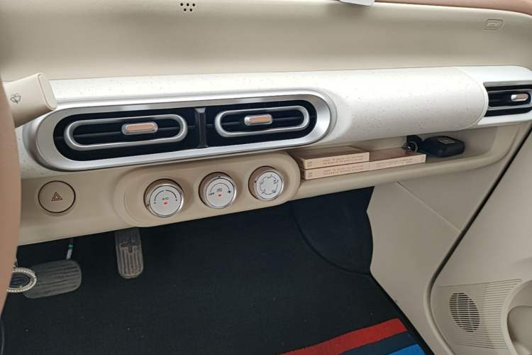 Used Wuling Hongguang MINIEV 2024 3rd Generation 215km Youth Edition Audio And AC Panel