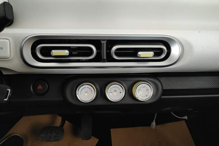 Used Wuling Hongguang MINIEV 2024 3rd Generation 215km Youth Edition Audio And AC Panel