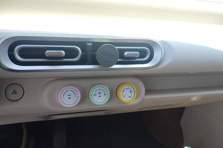 Used Wuling Hongguang MINIEV 2024 3rd Generation 215km Youth Edition Audio And AC Panel
