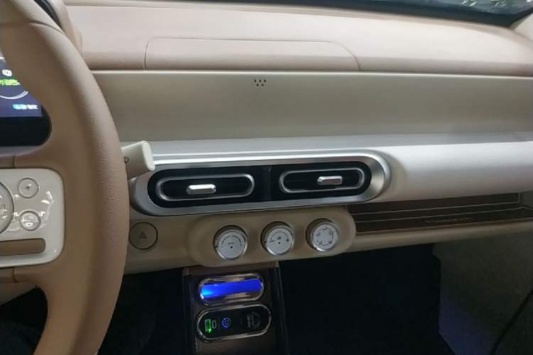Used Wuling Hongguang MINIEV 2024 3rd Generation 215km Youth Edition Audio And AC Panel
