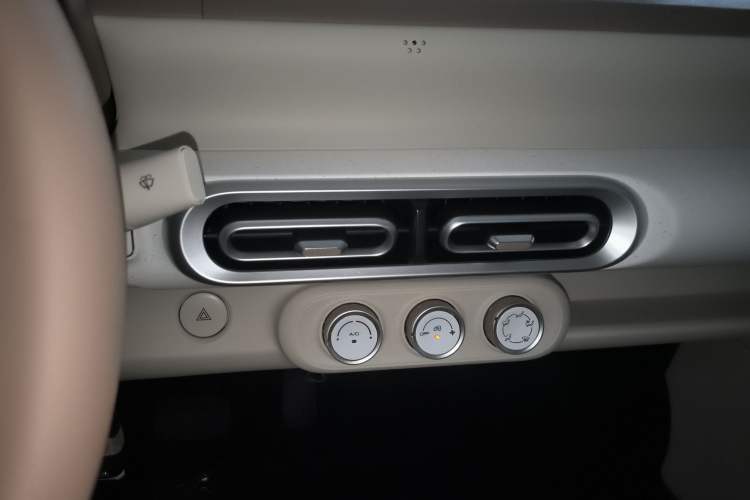 Used Wuling Hongguang MINIEV 2024 3rd Generation 215km Youth Edition Audio And AC Panel