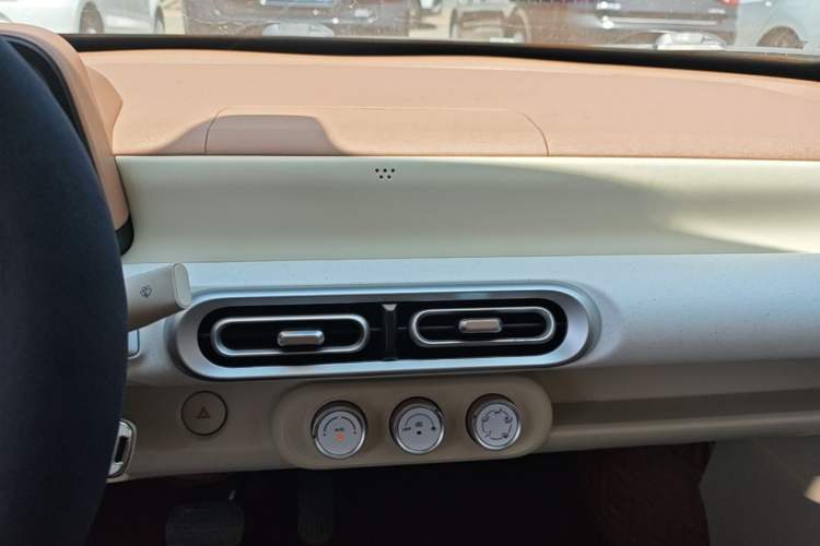 Used Wuling Hongguang MINIEV 2024 3rd Generation 215km Youth Edition Audio And AC Panel