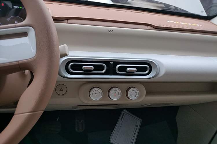 Used Wuling Hongguang MINIEV 2024 3rd Generation 215km Youth Edition Audio And AC Panel