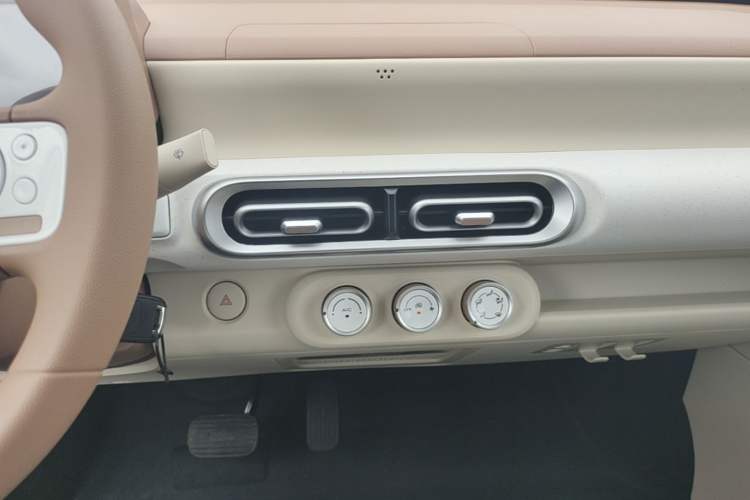 Used Wuling Hongguang MINIEV 2024 3rd Generation 215km Youth Edition Audio And AC Panel
