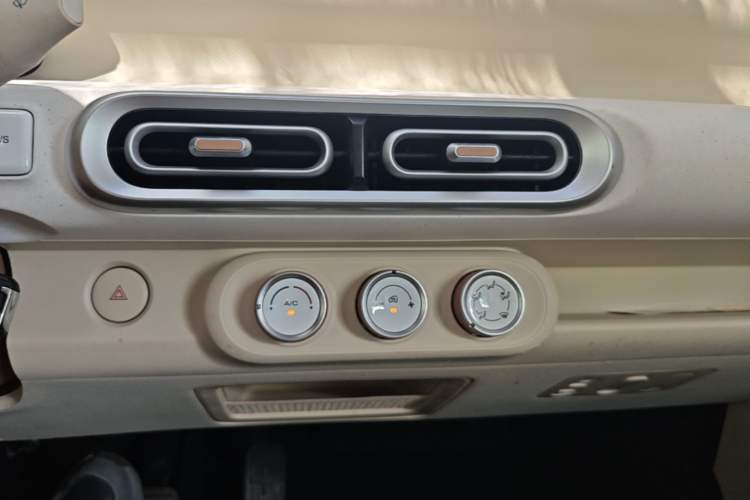 Used Wuling Hongguang MINIEV 2024 3rd Generation 215km Youth Edition Audio And AC Panel