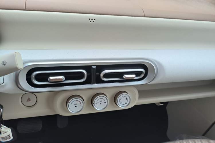 Used Wuling Hongguang MINIEV 2024 3rd Generation 215km Youth Edition Audio And AC Panel
