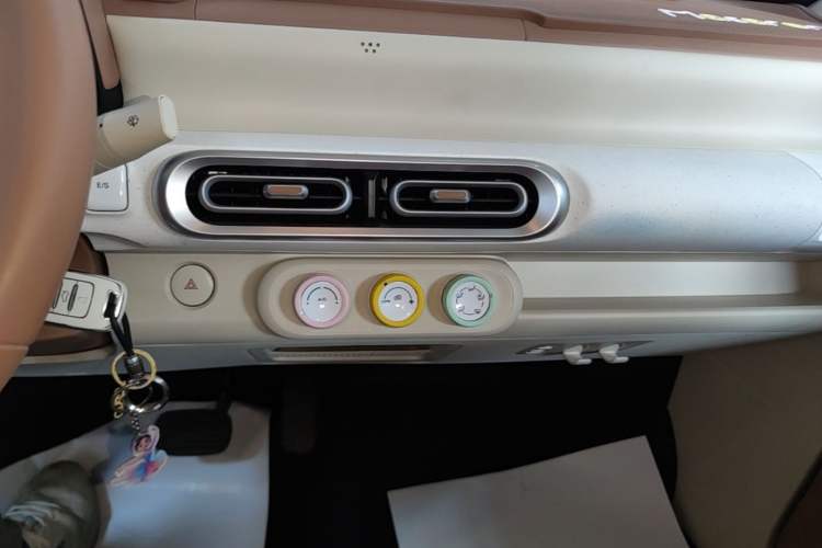 Used Wuling Hongguang MINIEV 2024 3rd Generation 215km Youth Edition Audio And AC Panel