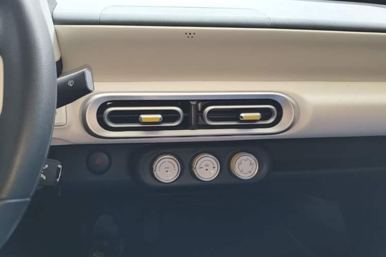 Used Wuling Hongguang MINIEV 2024 3rd Generation 215km Youth Edition Audio And AC Panel