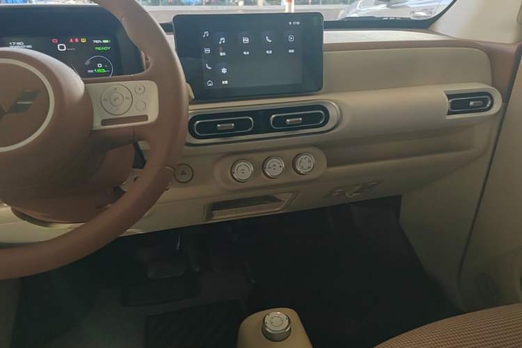Used Wuling Hongguang MINIEV 2024 3rd Generation 215km Advanced Version Audio And AC Panel