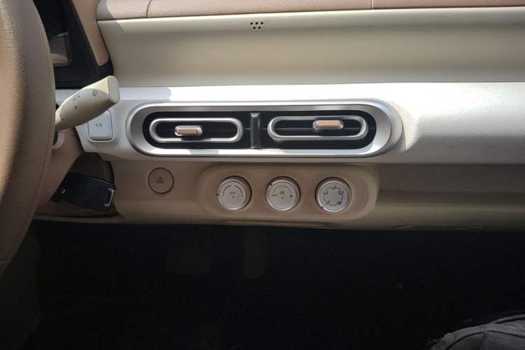 Used Wuling Hongguang MINIEV 2024 3rd Generation 215km Youth Edition Audio And AC Panel