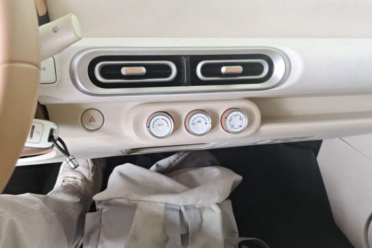 Used Wuling Hongguang MINIEV 2024 3rd Generation 215km Youth Edition Audio And AC Panel