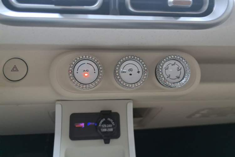 Used Wuling Hongguang MINIEV 2024 3rd Generation 215km Youth Edition Audio And AC Panel