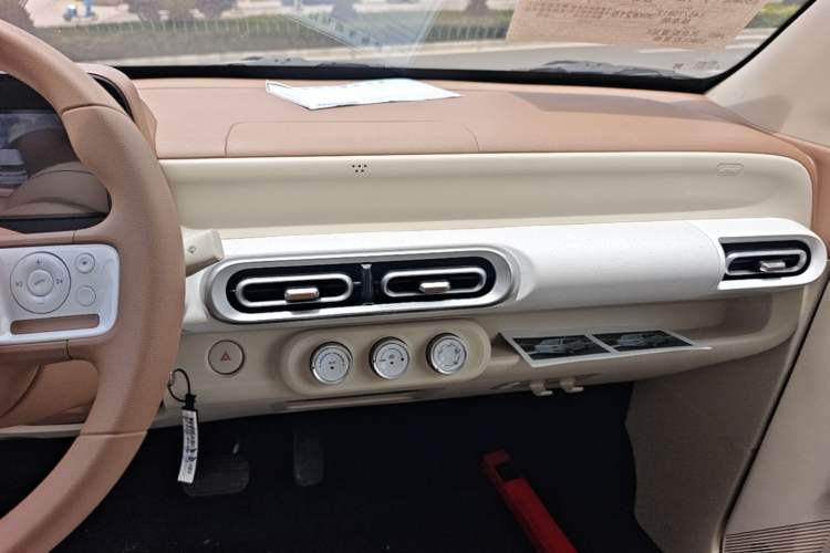Used Wuling Hongguang MINIEV 2024 3rd Generation 215km Youth Edition Audio And AC Panel