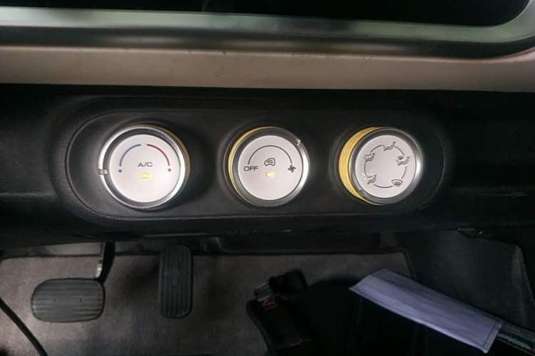 Used Wuling Hongguang MINIEV 2024 3rd Generation 215km Youth Edition Audio And AC Panel