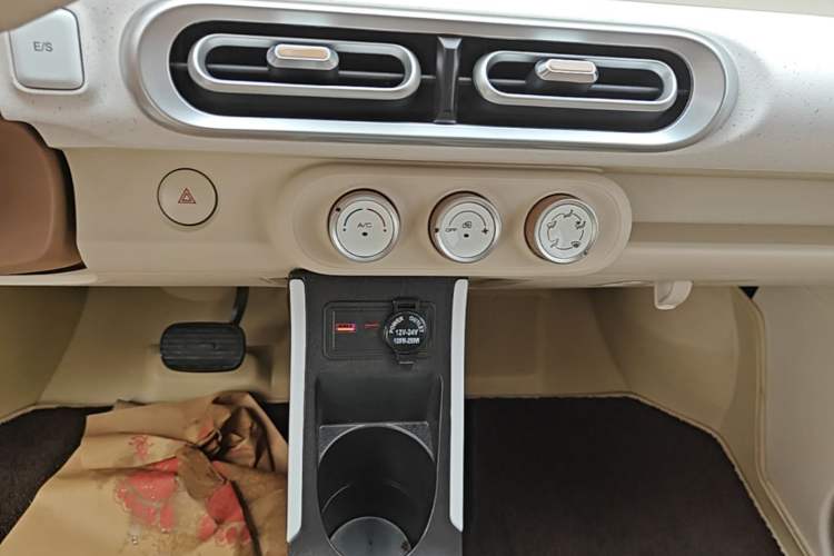 Used Wuling Hongguang MINIEV 2024 3rd Generation 215km Youth Edition Audio And AC Panel