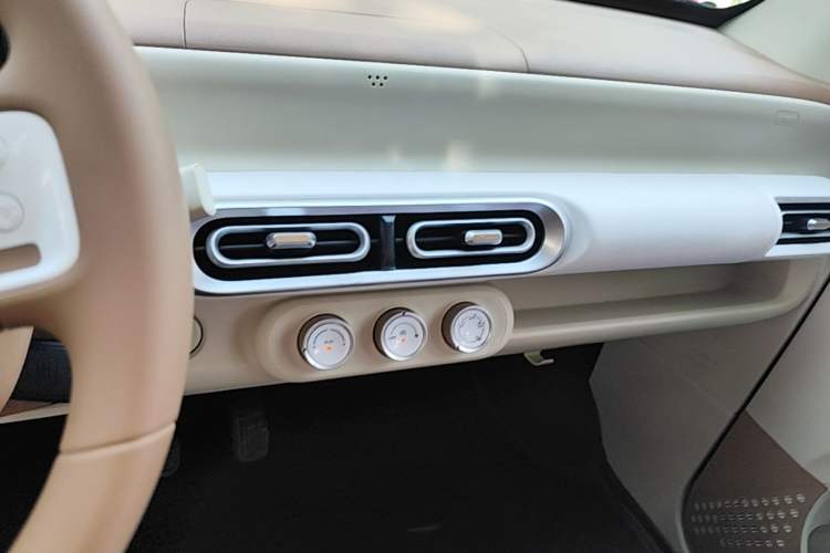 Used Wuling Hongguang MINIEV 2024 3rd Generation 215km Youth Edition Audio And AC Panel