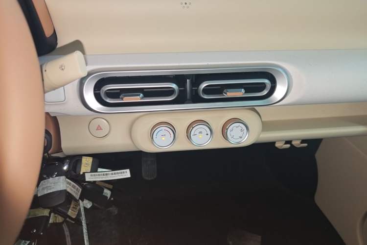 Used Wuling Hongguang MINIEV 2024 3rd Generation 215km Youth Edition Audio And AC Panel