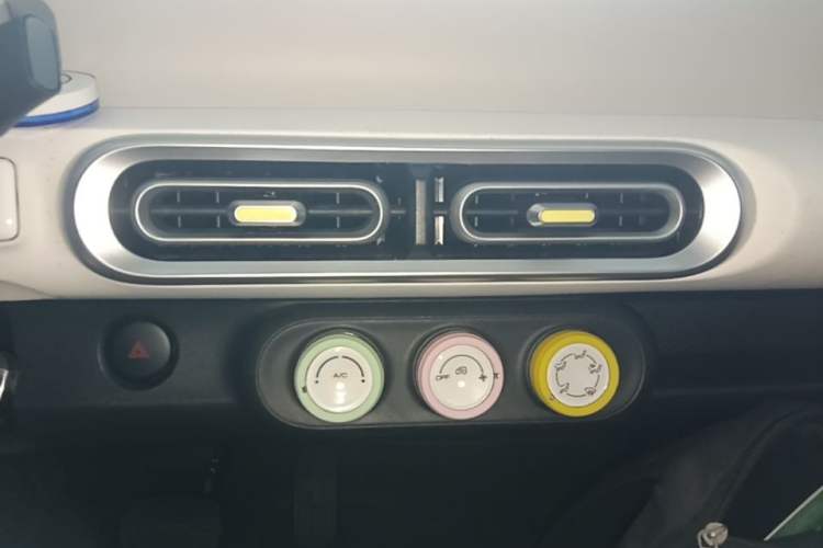 Used Wuling Hongguang MINIEV 2024 3rd Generation 215km Youth Edition Audio And AC Panel