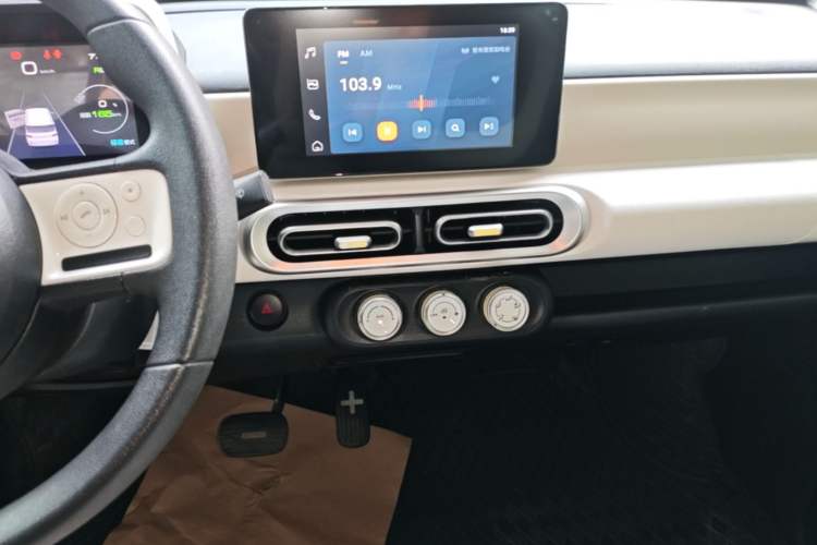 Used Wuling Hongguang MINIEV 2024 3rd Generation 215km Advanced Version Audio And AC Panel