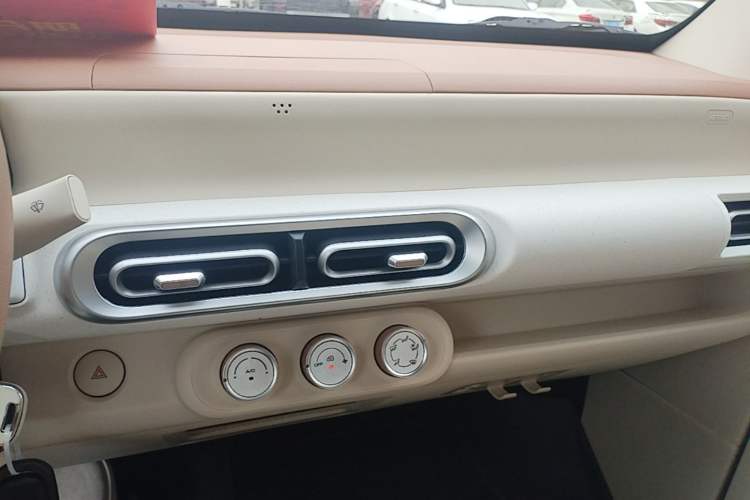Used Wuling Hongguang MINIEV 2024 3rd Generation 215km Youth Edition Audio And AC Panel